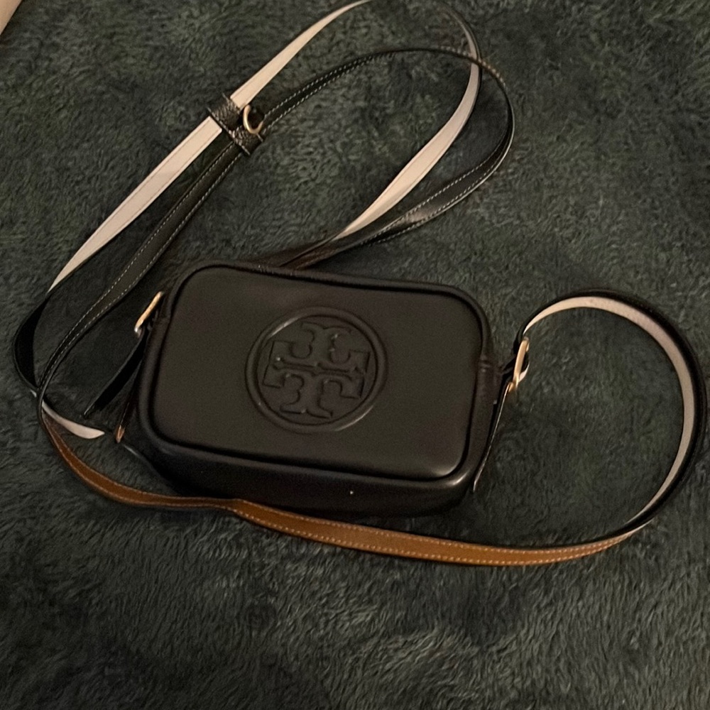 COPY - Perry bombe’ mini bag fromTORY BURCH fit all the fhone size upto the i p…